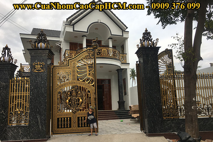 Mẫu cổng nhôm đúc phù điêu tại Khánh Hòa