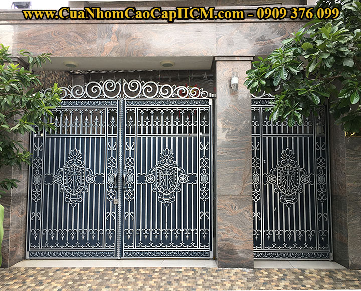 cửa cổng biệt thự cổ điển tại Tân Phú