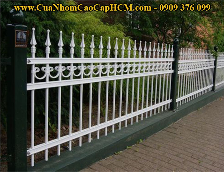 mẫu hàng rào bằng sắt đơn giản ở nông thôn